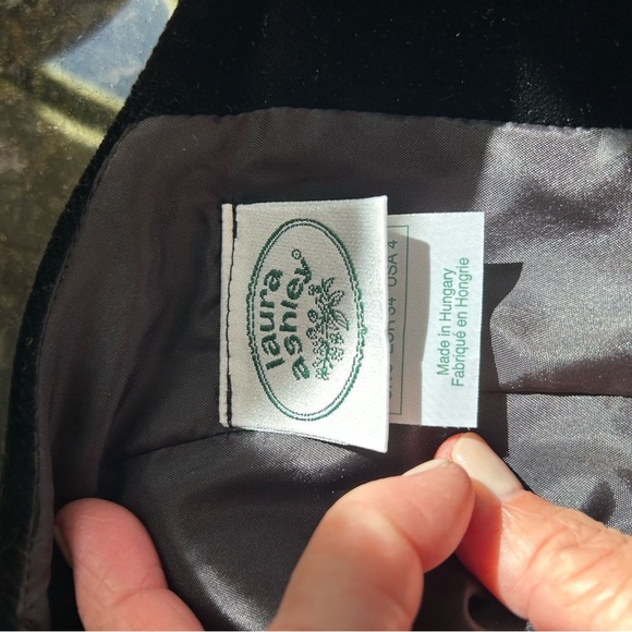 Vintage 90’s Laura Ashley Velvet Dress. Sweetheart neck. Puff sleeve. True waist - Picture 10 of 15